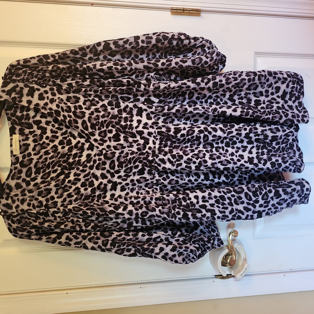 aveology plus size 26/28 leopard print blouse black/grey with 2 side pockets
